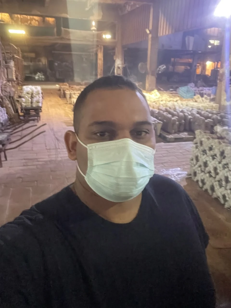 Flavio Oliveira em visita a uma fábrica na China